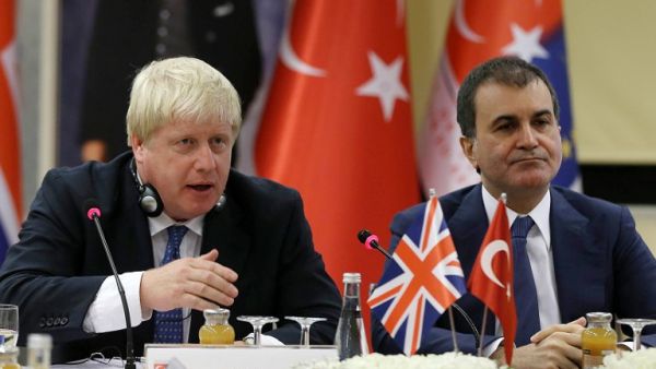 British Foreign Minister Boris Johnson (L) holds a joint press conference with Turkish EU Affairs Minister Omer Celik in Ankara on September 26, 2016.  (AFP/Adem Altan)
