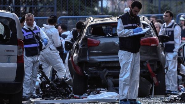 Forensic officers work next to damaged motorbike at the scene of a blast near a police station in Istanbul on October 6, 2016. (AFP/Ozan Kose)