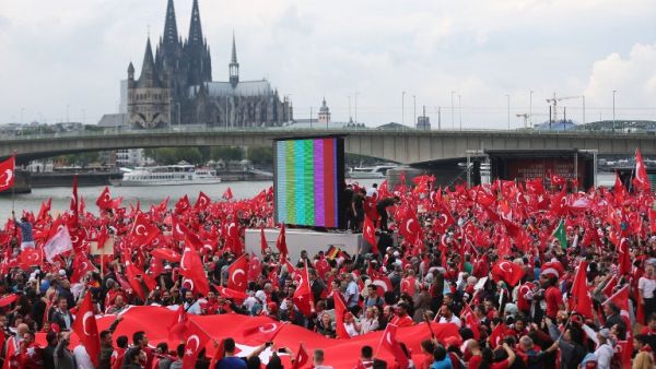 Supporters of Turkish President Recep Tayyip Erdogan attend a rally on July 31, 2016 in Cologne, as tensions over Turkey's failed coup put authorities on edge. (AFP/Oliver Berg)