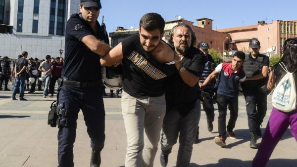 Turkish police detain a student in Diyarbakir on September 19, 2016, during a protest against the suspension of teachers for suspected links to militants. (AFP/Ilyas Akengin)