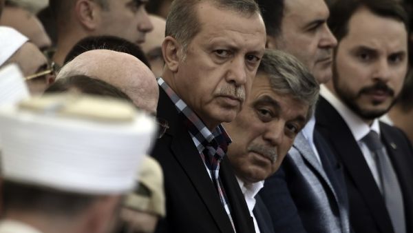 Turkish President Recep Tayyip Erdogan (C) and former Turkish president Abdullah Gul (C-R) attend the funeral of a victim of the coup attempt in Istanbul on July 17, 2016. (AFP/Aris Messinis)