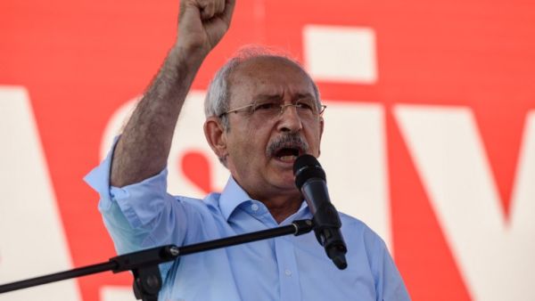 Kemal Kilicdaroglu, Leader of Republican People's Party (CHP) speaks at Istanbul's Taksim Square on July 24, 2016. (AFP/Ozan Kose)