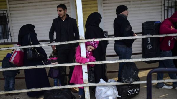 Syrian refugees waiting to cross over the Turkish border. (AFP/Bulent Kilic)