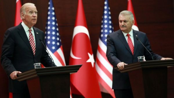 Turkish Prime Minister Binali Yildirim (R)and US Vice President Joe Biden (L) hold a joint press conference following their meeting on August 24, 2016 at the Cankaya Palace in Ankara. (AFP/Adem Altan)