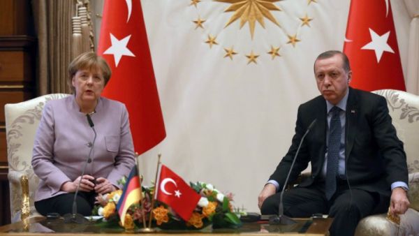 Turkish President Tayyip Erdogan and German Chancellor Angela Merkel at a meeting in Ankara, February 2 2017. (AFP/Adam Altan)