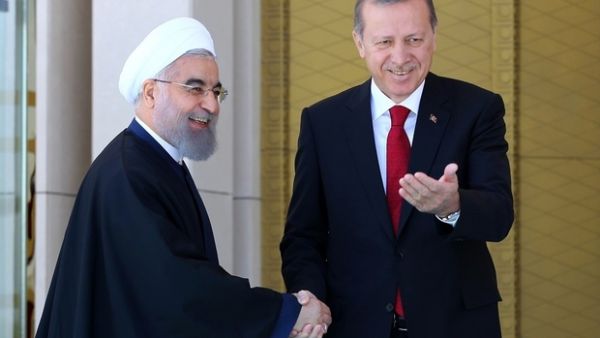 Turkish President Recep Tayyip Erdogan (R) shakes hands with his Iranian counterpart Hassan Rouhani. (AFP/ File)