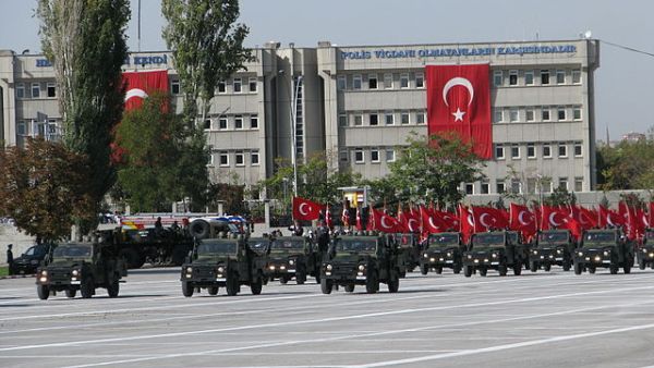 يواجه برانسون الذي يقيم في تركيا منذ أكثر من 20 عاما اتهامات بدعم أنصار فتح الله غولن