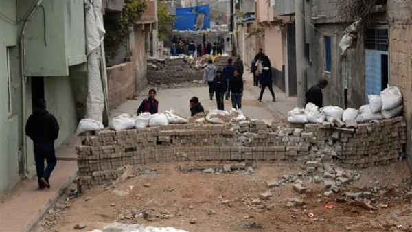 People are seen near a barricade after clashes between Turkish security forces and Kurdistan Workers’ Party (PKK) militants in the Nusaybin district of Mardin, southeast Turkey, November 26, 2015. (AFP/File) 