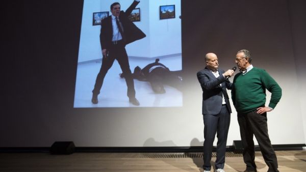 Winner of the World Press Photo 2016 photographer Burhan Ozbilici (R) speaks next to Lars Boering, managing director of the World Press Photo Foundation (L) during the announcement of the World Press Photo prizes in Amsterdam, on February 13, 2017. (AFP/Jeroen Jumelet)