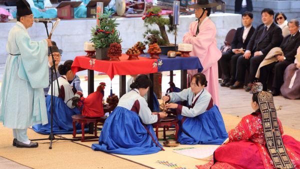 Traditional Korean wedding with bride and groom wearing hanbok, a traditional Korean dress specially designed for the ceremony. (Shutterstock/ File Photo)