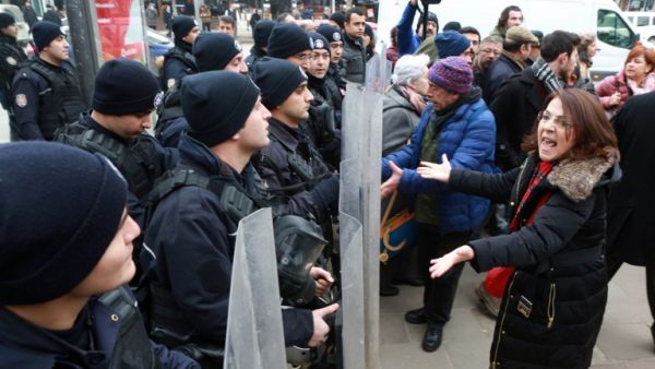 University students and academics face Turkish riot policemen during a protest outside a university campus in Ankara on February 10, 2017, against the dismissal of academics from universities following a post-coup emergency decree. (AFP/Adem Altan)