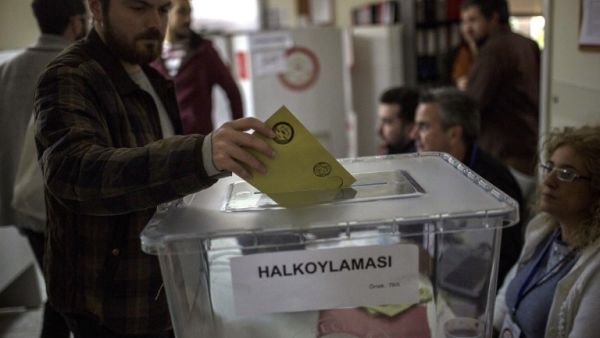 A Turkish man living in Greece casts a vote for the upcoming constitutional referendum in the Turkish Consulate in Athens on April 8, 2017. (AFP/Angelos Tzortzinis)