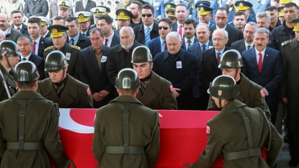 Military honour guards carry the coffin of Mahmut Uslu, one of five Turkish soldiers killed on Ferbuary 7, in an attack by IS militants around the Syrian town al-Bab, as Turkish Prime Minister Binali Yildirim (3rdR) attends the funeral ceremony in Ankara, on February 9, 2017. (AFP/Adem Altan)