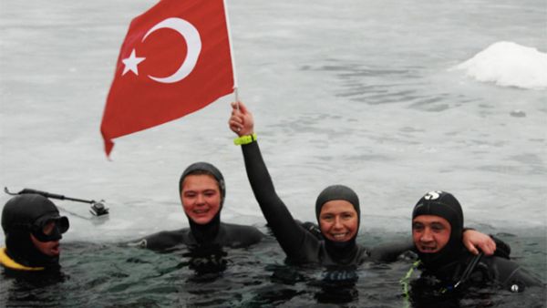 Derya Can, second right, set a new record as the world free diving female champion. (Twitter)