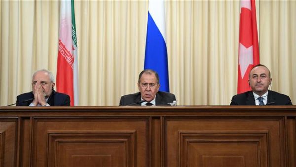 Iranian, Russian and Turkish foreign ministers, Mohammad Javad Zarif, Sergei Lavrov and Mevlut Cavusoglu (From L) attend a news conference in Moscow, Russia, December 20, 2016. (AFP/File)