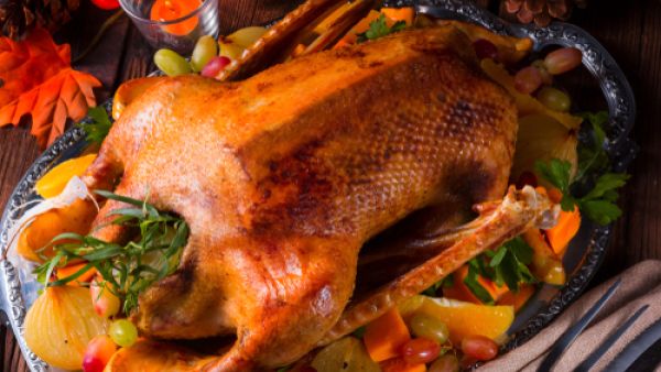 طبق الديك الرومي المغطى بالعسل في الفرن