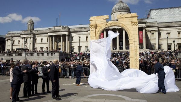 Mayor of London Boris Johnson (L) watches during the unveiling of a replica of Palmyra's Arch of Triumph in Trafalgar Square, central London, on April 19, 2016 (AFP/Justin Tallis)
