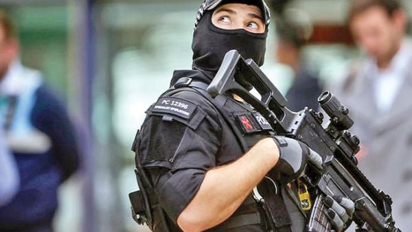 An armed police officer at UK's Manchester Piccadilly railway station (AFP/File Photo)