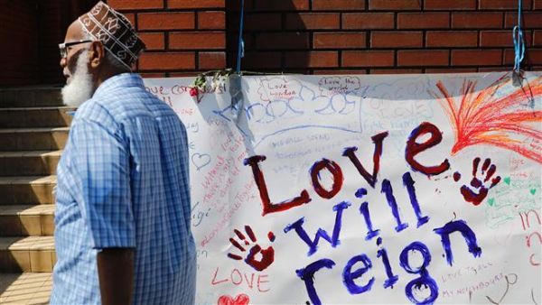 A banner covered in tributes outside Finsbury Park Mosque, near to the scene of the June 19 van attack on pedestrians, in the Finsbury Park area of north London on June 20, 2017. (AFP)
