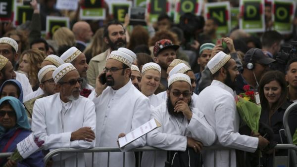 Members of the Dawoodi Bohra Muslim community join others as they bow their heads during a vigil at Potters Fields Park in London on June 5, 2017 to commemorate the victims of the terror attack on London Bridge and at Borough Market that killed seven people on June 3. (Daniel Leal-Olivas/AFP)