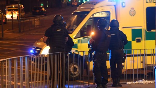 British police respond to a suicide bombing in Manchester, May 2017 (AFP)