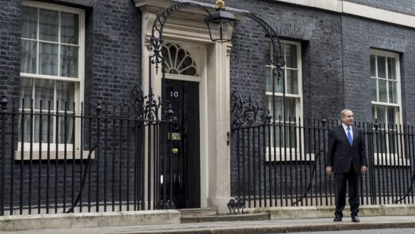 Israeli Prime Minister Benjamin Netanyahu poses alone for the media after arriving at 10 Downing Street for a meeting in central London on February 6, 2017 with British Prime Minister Theresa May. (AFP/Chris J. Ratcliffe)