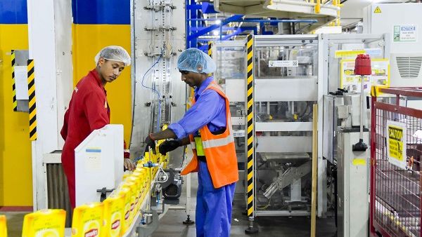 مصنع ليبتون في جبل علي هو أحد أكبر مصانع الشاي وأكثرها تطوّراً في العالم