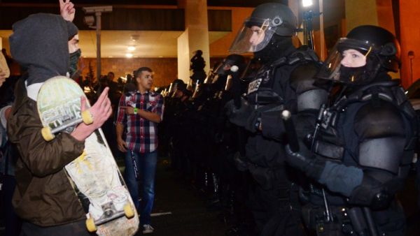 A protestor gestures at police at Pioneer Square in Portland, Oregon on November 11, 2016, to protest the election of US President-elect Donald Trump. (AFP/Ankur Dholakia)