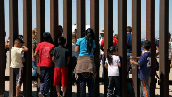 يتعين على الساعين للهجرة إلى الولايات المتحدة إثبات أن بإمكانهم إعالة أنفسهم ماليا".