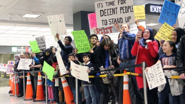 Protesters demonstrate against US President Donald Trump's travel ban at Washington's Dulles International Airport on January 29, 2017, in Sterling, Virginia. (AFP/Thomas Watkins)
