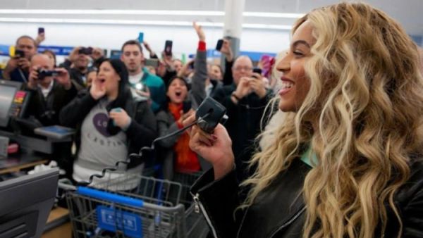 The 36-year-old didn't even try to hide her appearance as she sported her long blonde corkscrew curls and sunglasses. /SocialMedia