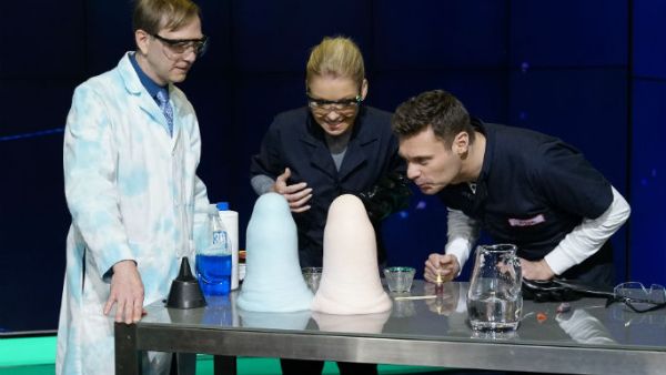 Kelly and Ryan are Guinness World Record holders after an on-air "elephant's toothpaste" science experiment. (Twitter)