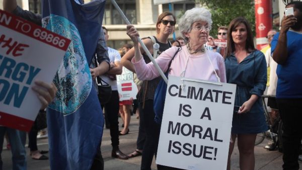 Demonstrators protest President Donald Trump's decision to exit the Paris climate change accord on June 2, 2017 in Chicago, Illinois. (AFP/Scott Olson)