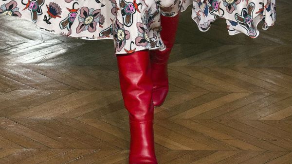 موضة الحذاء الأحمر لاطلالة جرئية 
