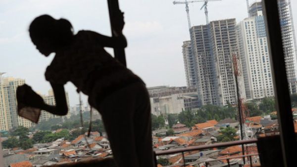 Woman washing window glass at home (AFP/File Photo)	
