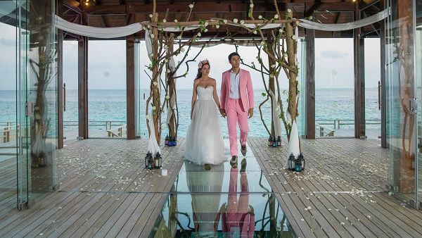 The wedding venue sits serenely in the resort’s overwater fine dining complex, adjacent to the French fine dining venue Fenesse.