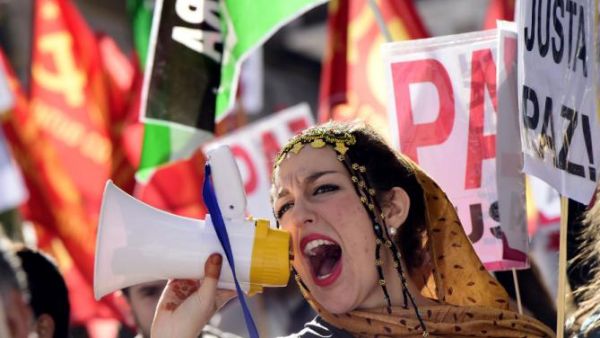 A woman shouts through a megaphone at a protest for the independence of Western Sahara in Spain (AFP / Javier Soriano)