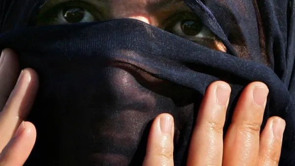 يمكن لأصحاب العمل ان يجبروهن على العمل دون راحة او اجر او غذاء