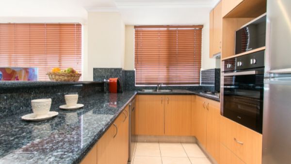 تجنب ترك الماء لفترة طويلة على الخشب
 تجنب ترك الماء لفترة طويلة على الخشب