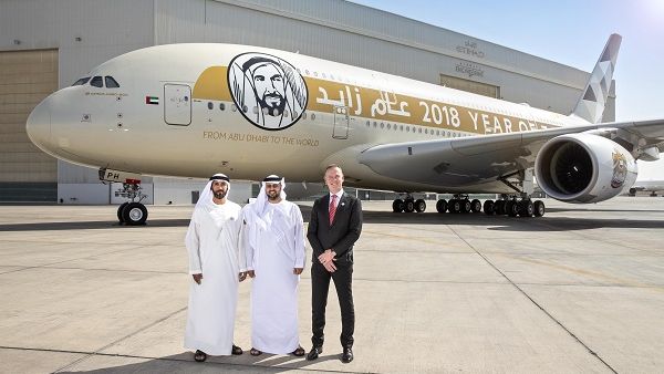 كان في استقبال سمو الشيخ ذياب كل من سعادة محمد مبارك بن فاضل المزروعي، رئيس مجلس إدارة مجموعة الاتحاد للطيران، وتوني دوغلاس، الرئيس التنفيذي لمجموعة الاتحاد للطيران، إلى جانب أعضاء فريق الإدارة العليا بمجموعة الاتحاد للطيران.