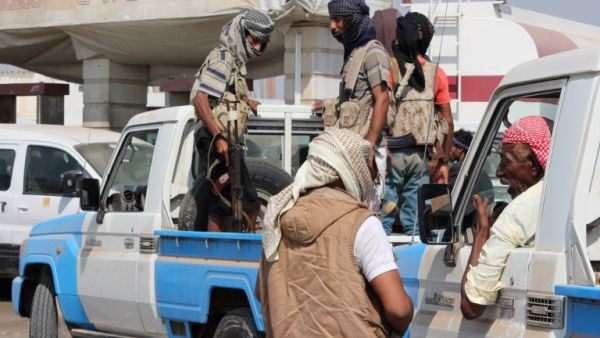 Yemeni fighters of the Popular Resistance Committees, supporting forces loyal to Yemen's Saudi-backed former President Abedrabbo Mansour Hadi, patrol a street in Aden on November 1, 2015. (AFP/Saleh Al-Obeidi)
