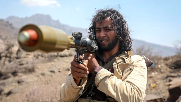 A Yemeni militiaman prepares to fire a rocket propelled grenade during clashes with Houthi rebels in Taiz, April 16 2017. (AFP/Ahmad al-Basha)