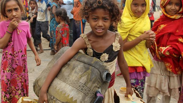 A Yemeni girl carries a water container in the Yemeni port city of Hodeidah, on April 17, 2017. (AFP/stringer)
