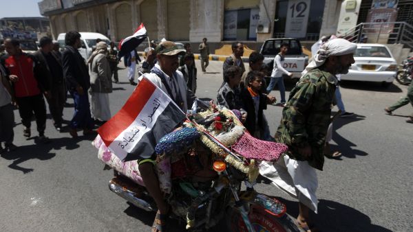 Yemeni protesters take part in the "march for bread", calling for an end to the civil war. (AFP/Mohammed Huwais)