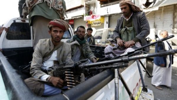 Yemeni militants wait for another fight (AFP/ File Photo) 