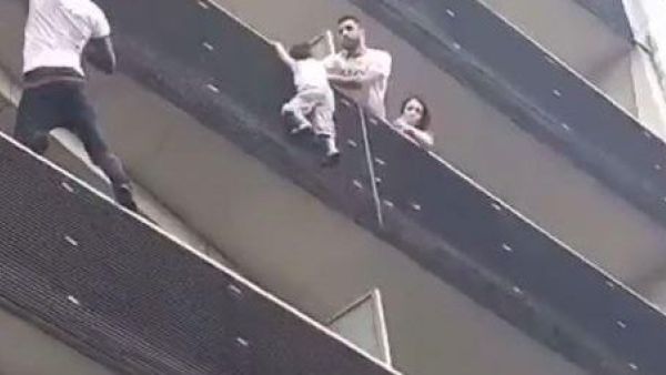 Paris man climbs four stories to save toddler (Twitter)