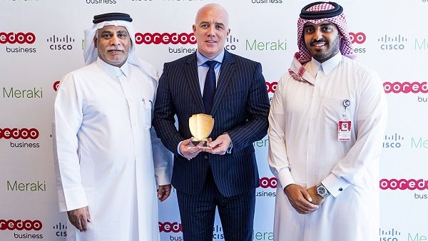يوسف عبد الله الكبيسي، الرئيس التنفيذي للعمليات و ناصر آل ثاني، الرئيس التنفيذي للمجموعة يتسلم الشهادة الذهبية يوسف عبد الله الكبيسي، الرئيس التنفيذي للعمليات و ناصر آل ثاني، الرئيس التنفيذي للمجموعة يتسلم الشهادة الذهبية