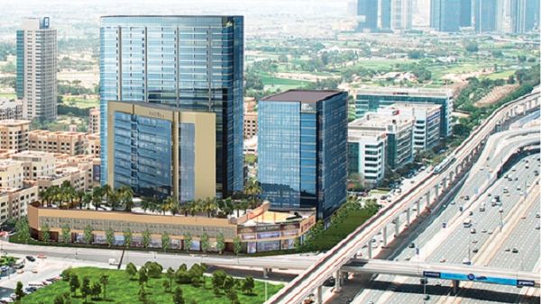 وسيوفر الفندق لزواره 210 غرف ومطعمين وشرفة لتناول الطعام حول منطقة المسبح ومرافق للمؤتمرات والأعمال، إضافة إلى غرف لعلاجات السبا ونادٍ للياقة البدنية.


