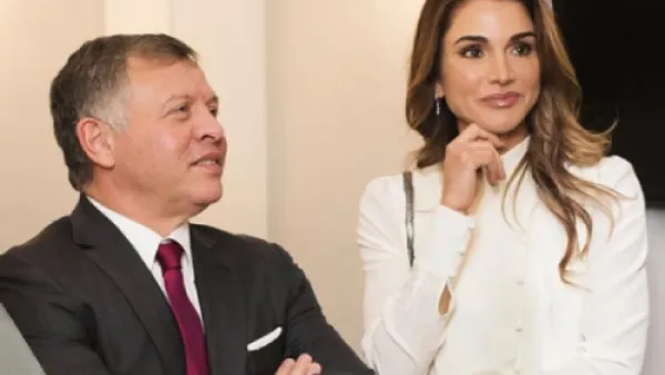 الملكة رانيا تخطف الأنظار بثوب أردني جميل