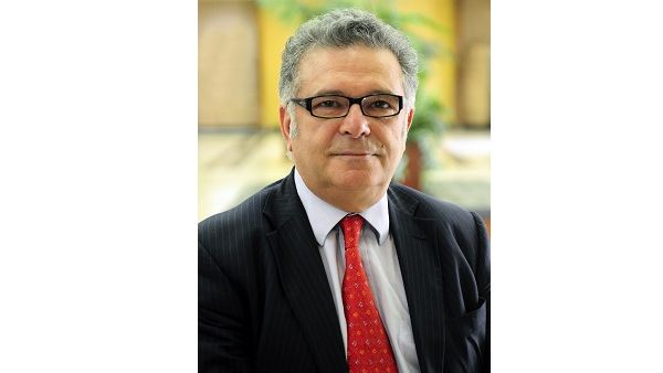 البرفيسور كريستوفر, عميد كلية إدارة الأعمال